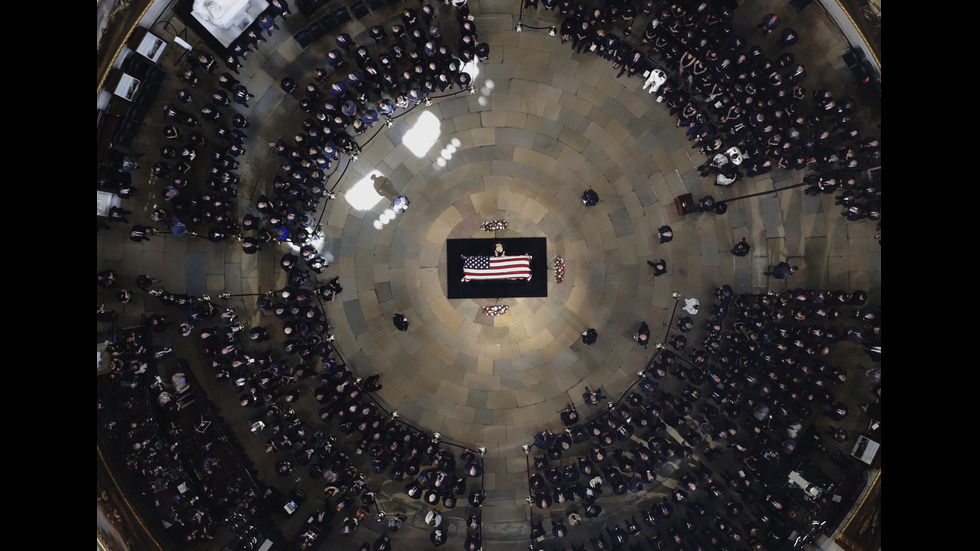 Тленните останки на Маккейн – изложени за поклонение в Ротондата на Капитолия