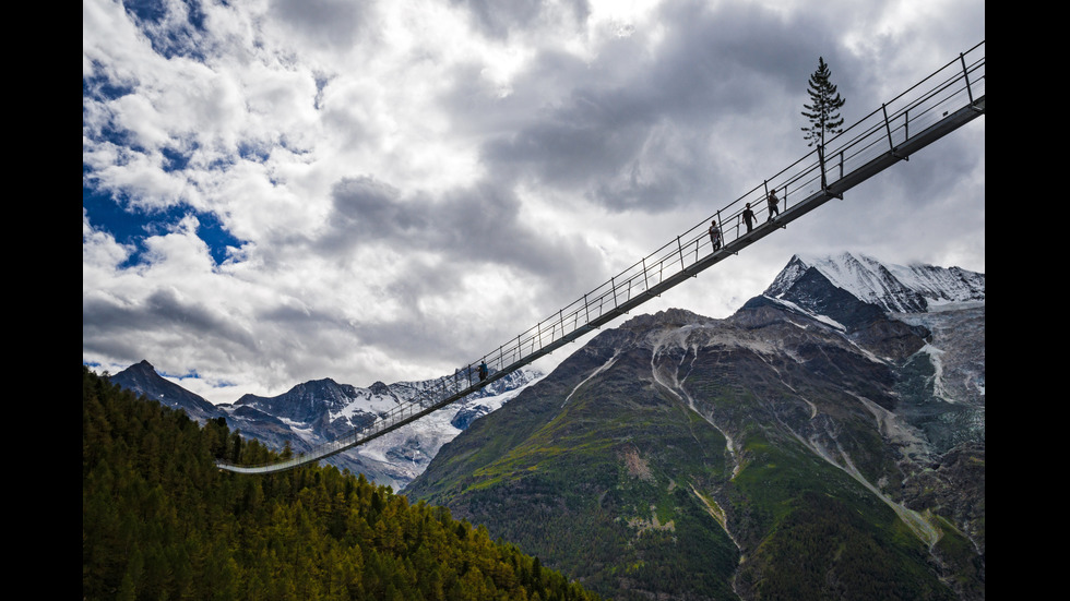 Разходка по най-дългия висящ мост в света