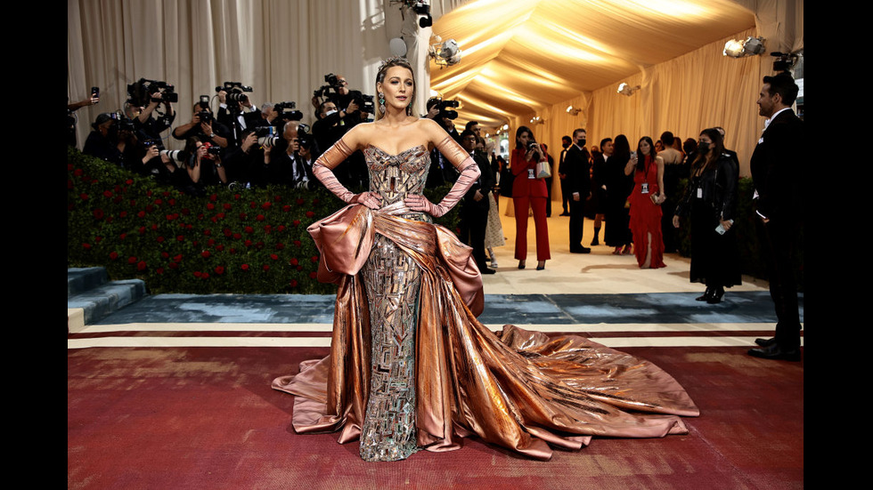 ИЗНЕНАДИ НА ЧЕРВЕНИЯ КИЛИМ: Звездите, трансформирали тоалетите си пред публиката