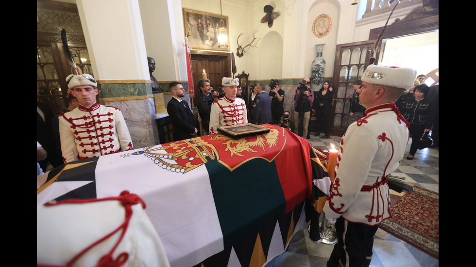 Тленните останки на цар Фердинанд пристигнаха в България