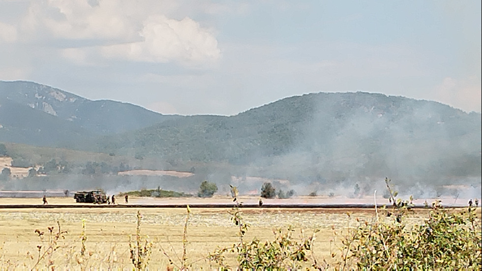 Пожар гори до военния полигон край Казанлък