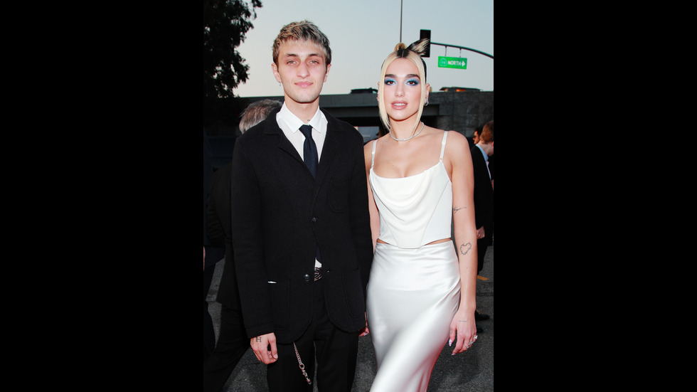 Стил и сексапил завладяха червения килим на наградите „Грами”