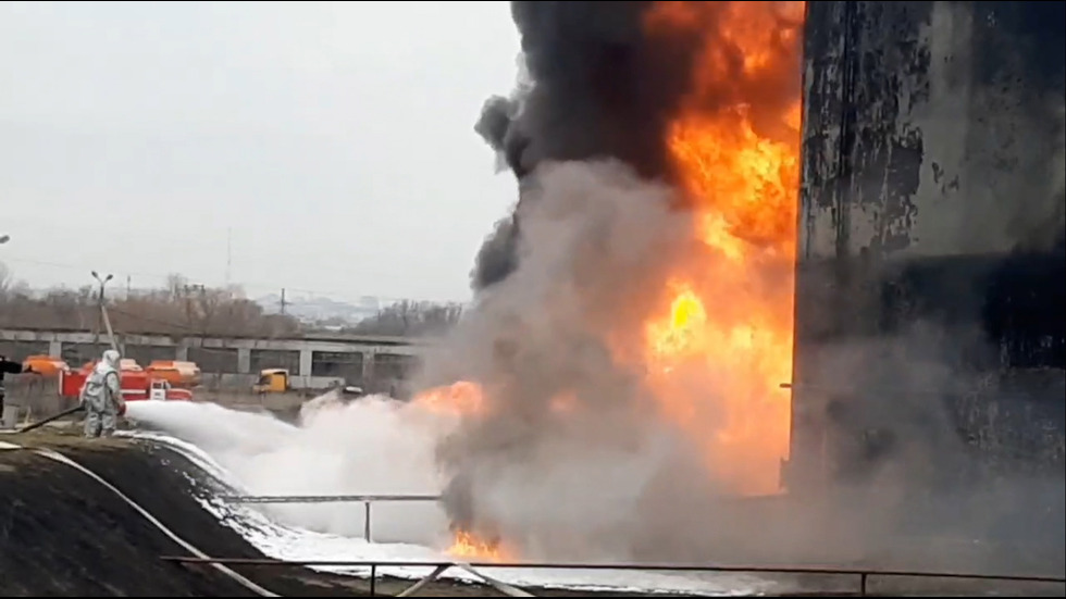 Украински военни хеликоптери поразиха петролна база в руския град Белгород