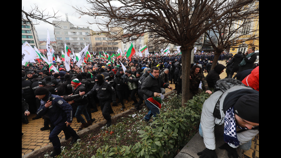 "Възраждане" организира протест срещу зеления сертификат, докараха водно оръдие пред НС