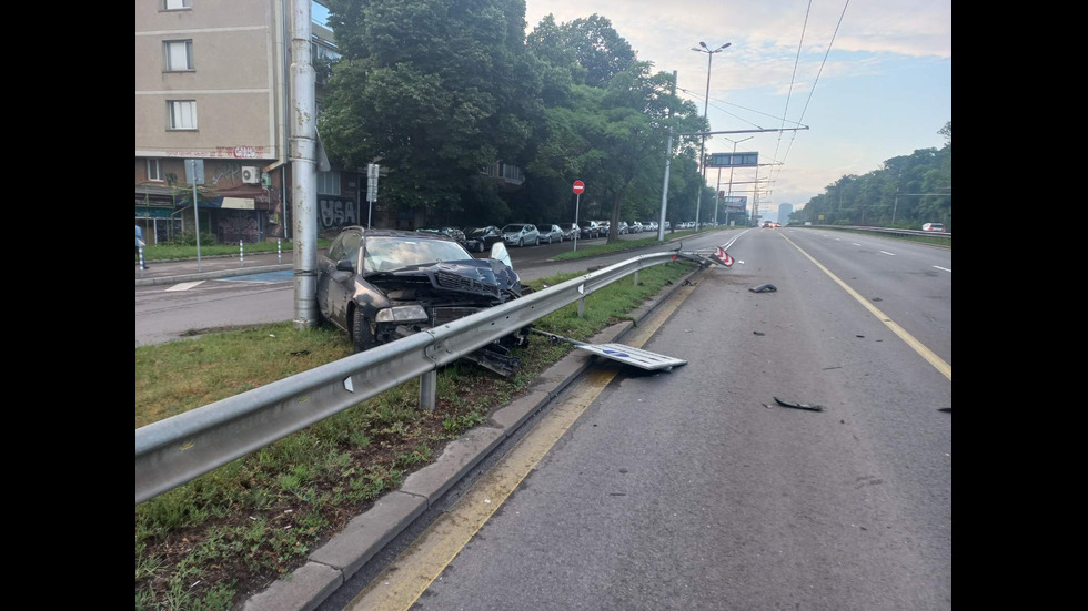 Кола катастрофа в мантинелата на бул. „Цариградско шосе”