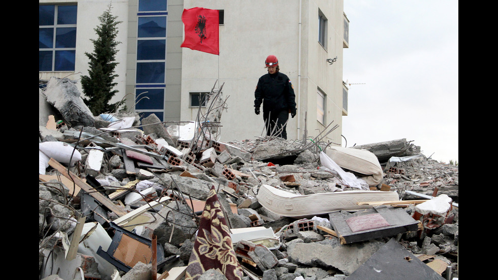 Разрушенията след смъртоносния трус в Албания