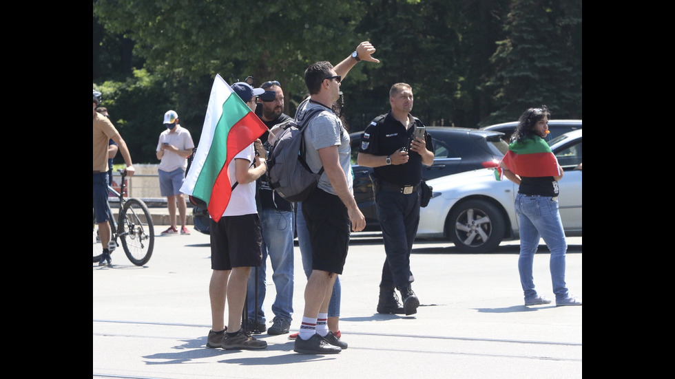 Група протестиращи блокира половин София