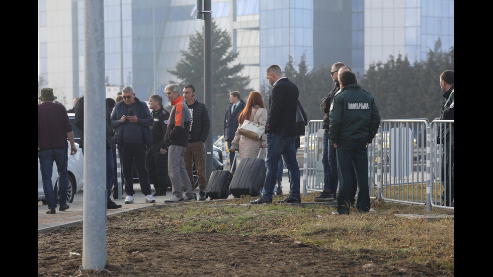 Таксиметрови шофьори на протест заради новата организация на движение пред летище София