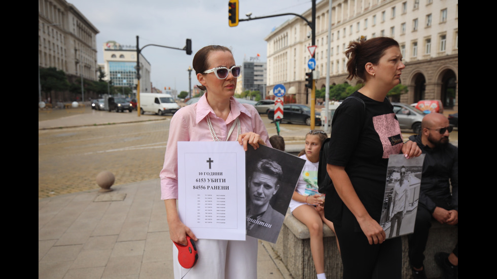 ПОРЕДЕН ПРОТЕСТ: Родители на деца загинали в катастрофи залепиха некролози на входа на парламента