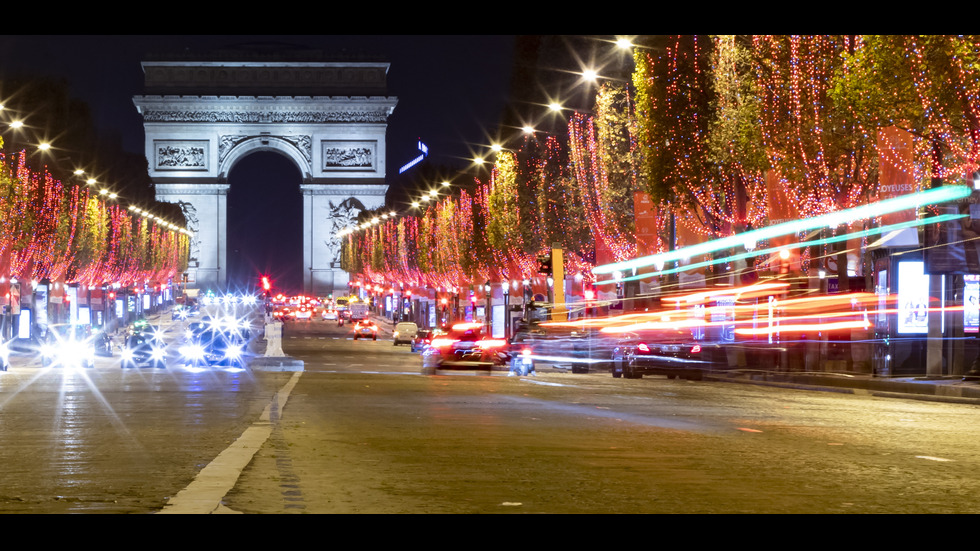 Запалиха коледната украса на „Шанз-Елизе" в Париж