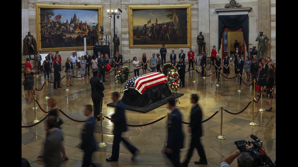 Тленните останки на Маккейн – изложени за поклонение в Ротондата на Капитолия