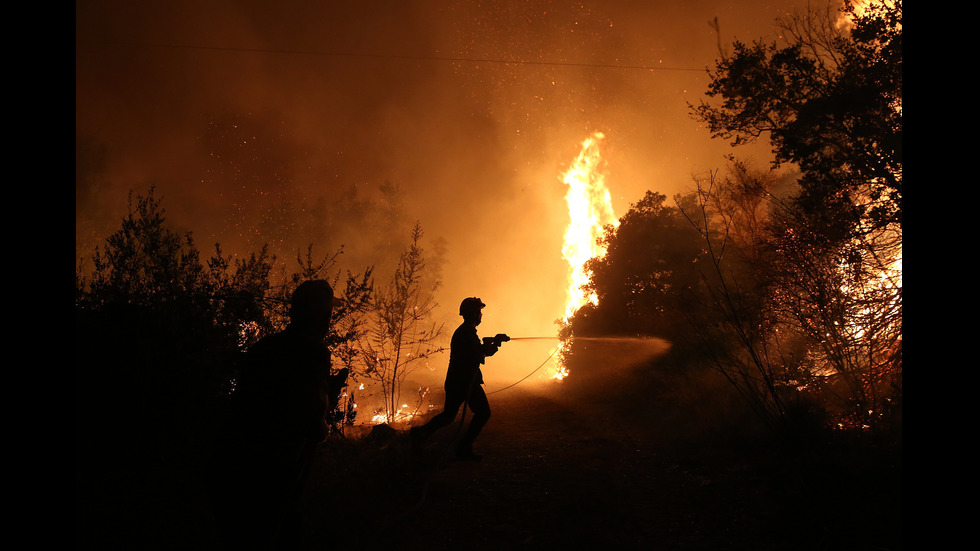 Пожар изпепели десетки къщи край Атина