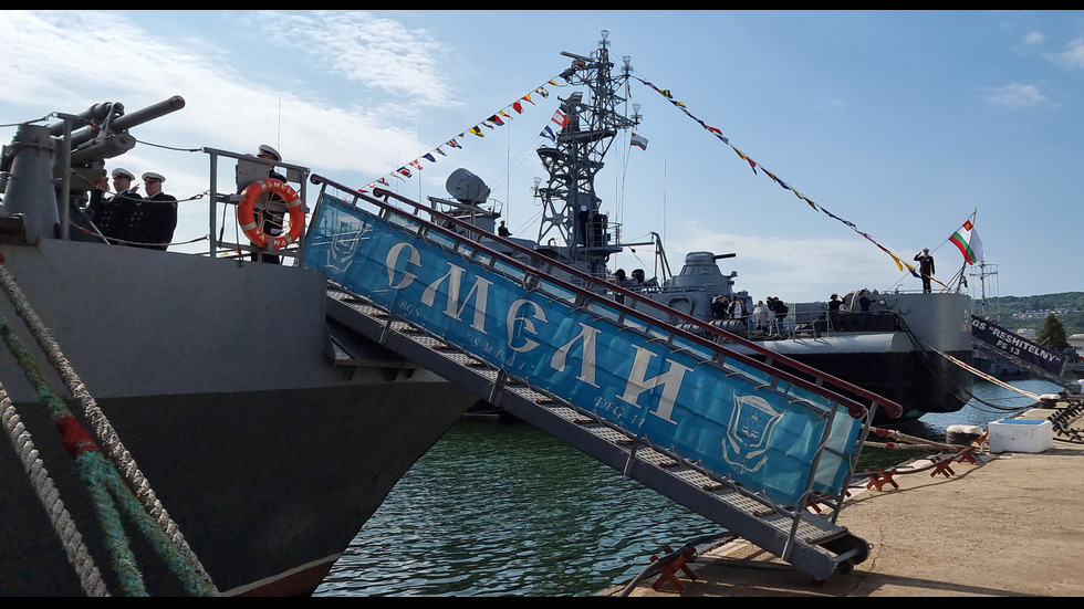 В Деня на храбростта и Българската армия: Водосвет на бойните знамена