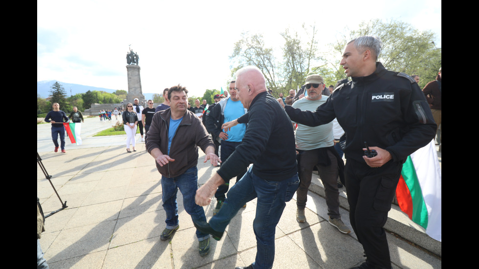 Сблъсъци белязаха протеста край Паметника на Съветската армия