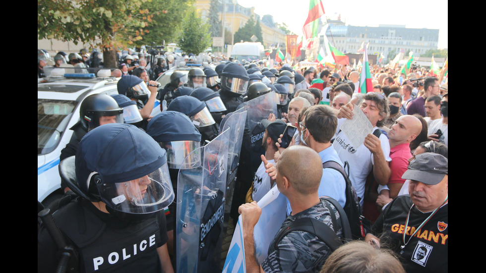 Протест пред парламента