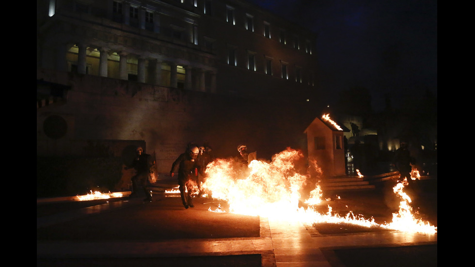 Сблъсъци на полиция и протестиращи в Атина