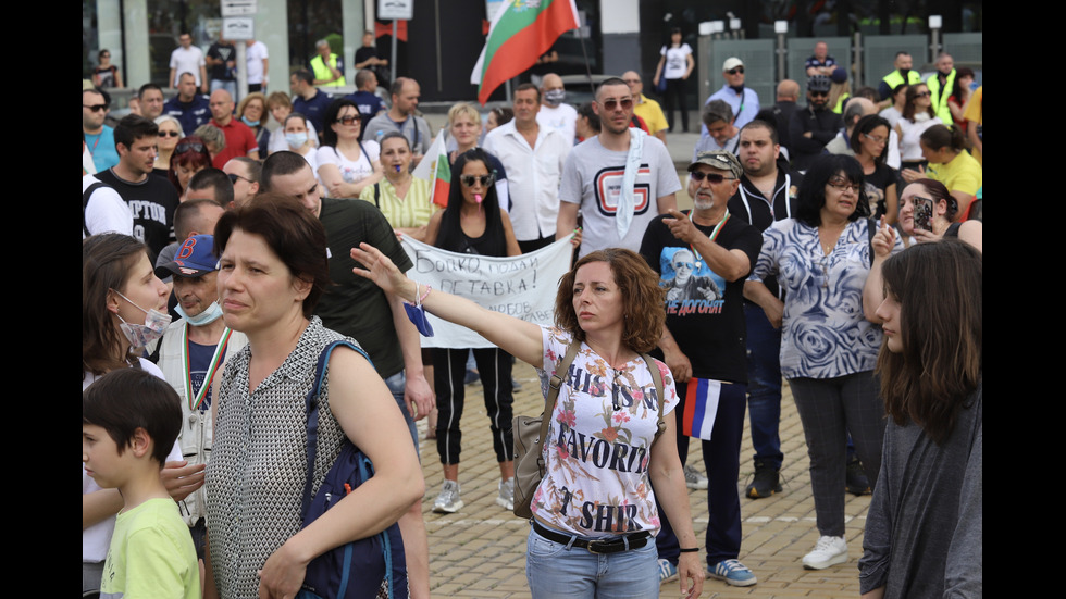 Протестиращи отново се събраха пред парламента