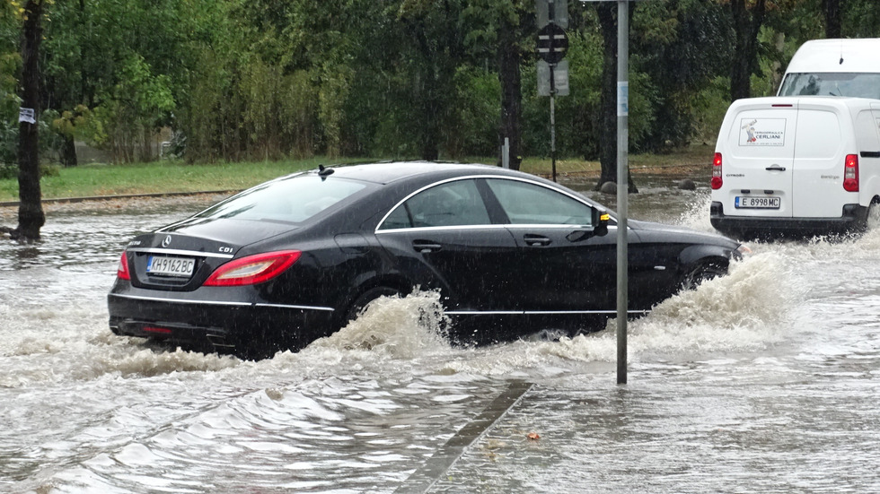 Порой наводни улици и паркинги в Благоевград