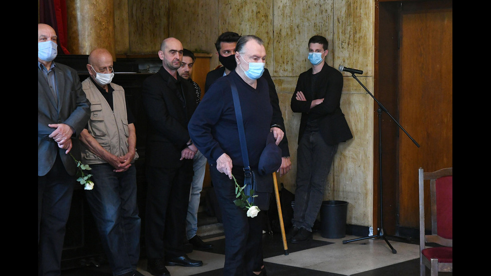 Колеги и приятели поднесоха цветя в памет на Иван Налбантов