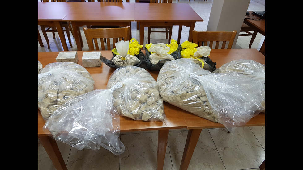 Задържаха 46 кг хероин и 13 кг амфетамини в Хасково и Благоевград