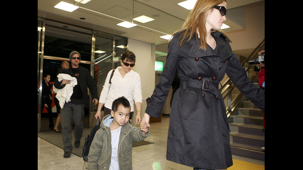 Брад Пит и Анджелина Джоли с децата си