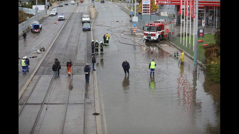 Наводнено кръстовище спря движението на няколко трамвайни линии в София