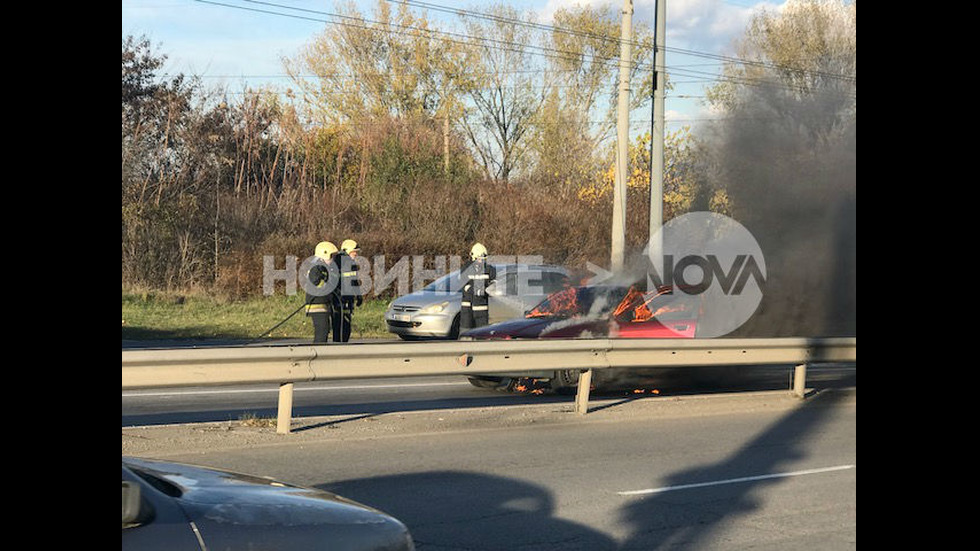 Кола се запали в движение