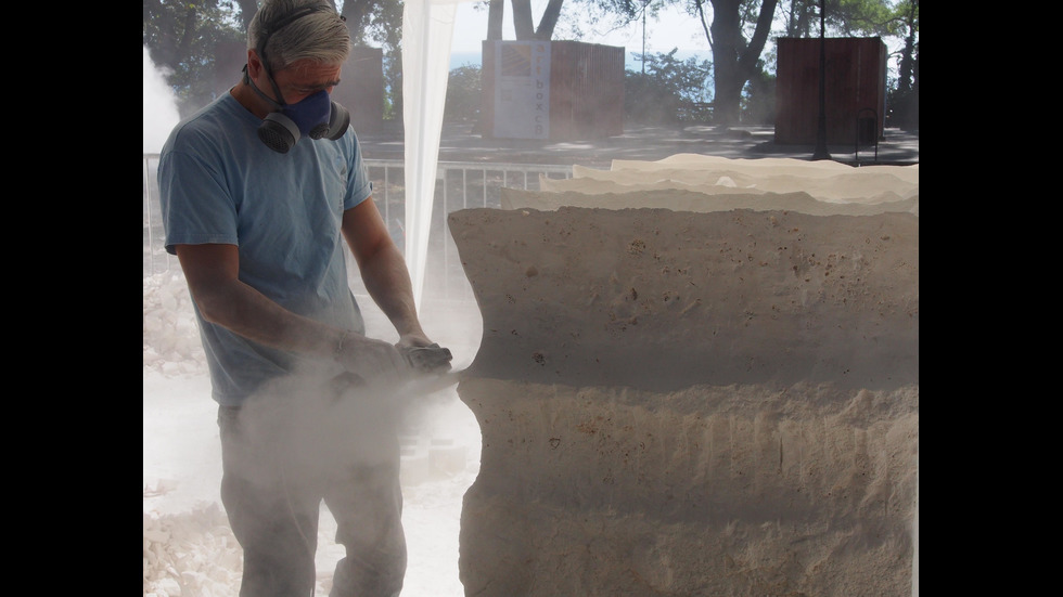 Творци ваят скулптури от камък в Морската градина