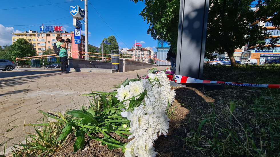 Цветя в памет на загиналите жени при тежката катастрофа в София