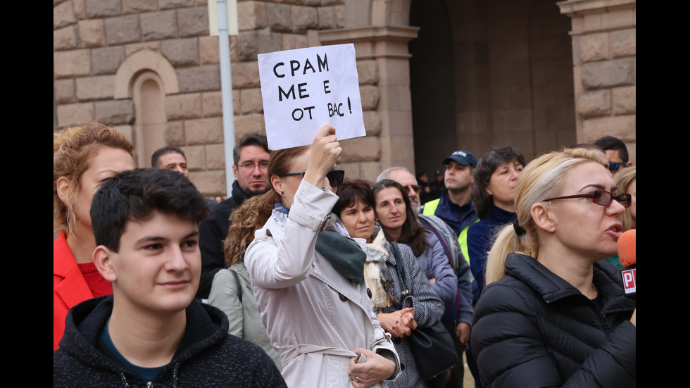 ПРОТЕСТ: Майки на деца с увреждания искат оставката на Ваелри Симеонов