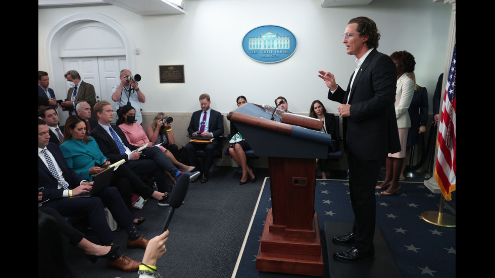 Матю Макконъхи показа в Белия дом обувките на едно от убитите деца в Тексас