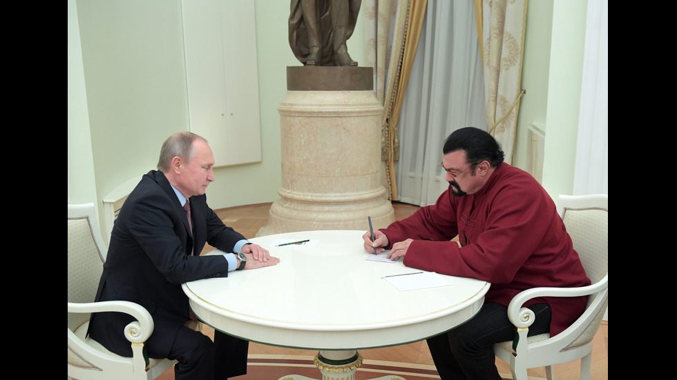 Стивън Сегал получи руския си паспорт от Путин