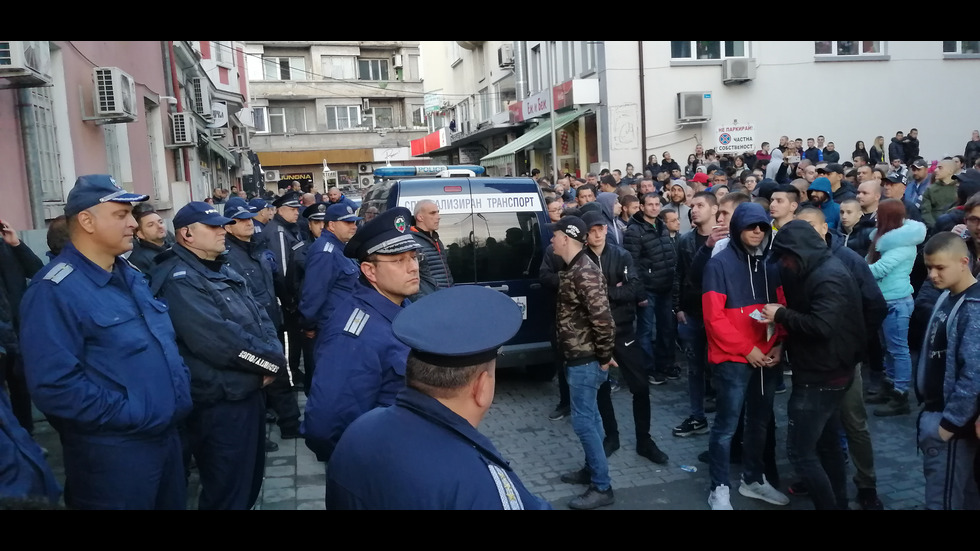 Напрежение и протести заради бой в магазин в Габрово