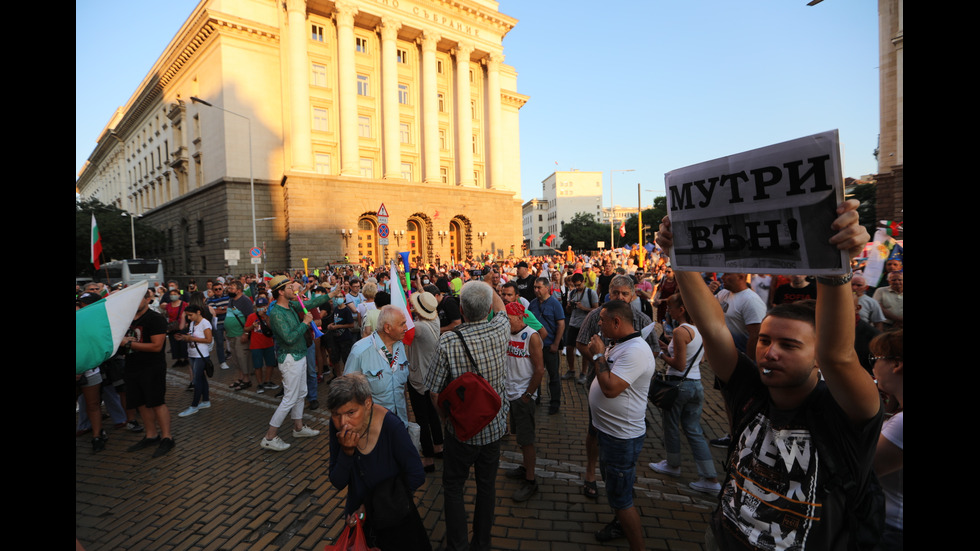 25 ДЕН: Протестиращи на шествие в центъра на София