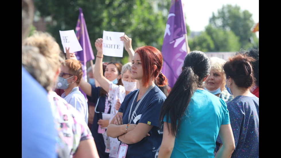 Протест пред "Пирогов" в защита на проф. Балтов