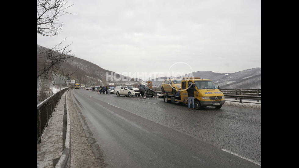 Три коли се удариха на АМ "Хемус", пострадалите взели дрога