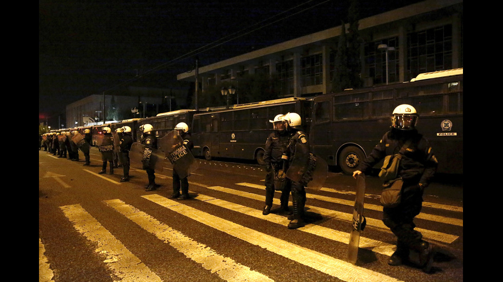 Гръцки младежи нападнаха полицията със запалителни бомби