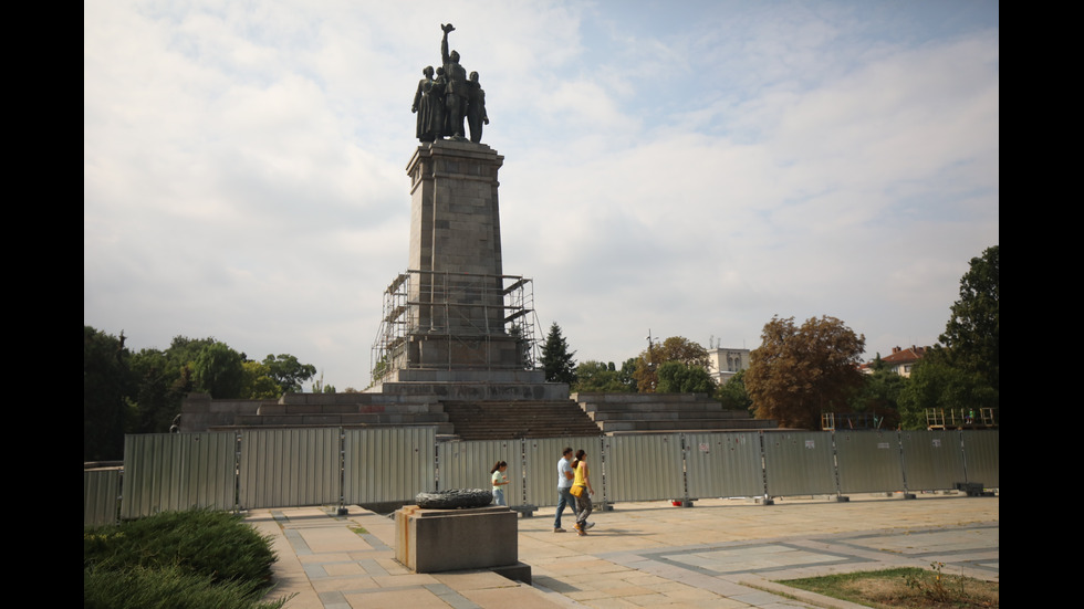 Изграждат скеле около Паметника на Съветската армия