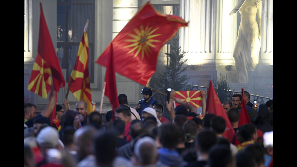 Напрежение в четвъртия ден на протестите в Скопие, има ранени полицаи