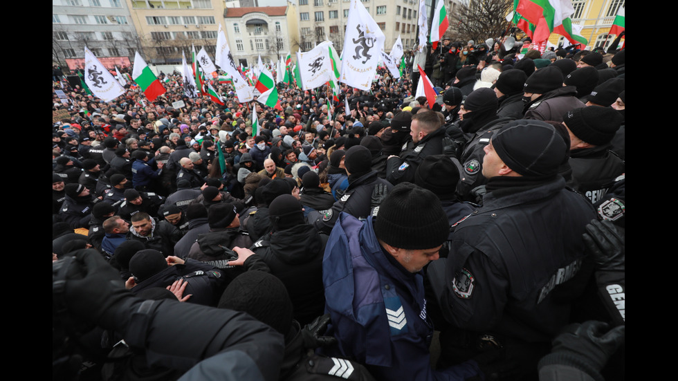 "Възраждане" организира протест срещу зеления сертификат, докараха водно оръдие пред НС