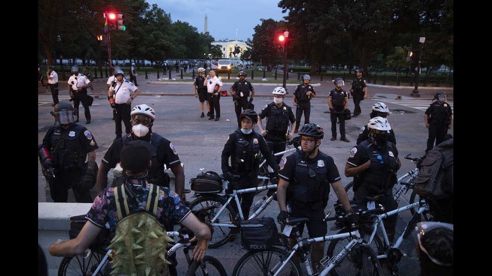 Демонстранти опитаха да съборят статуята на Андрю Джаксън пред Белия дом
