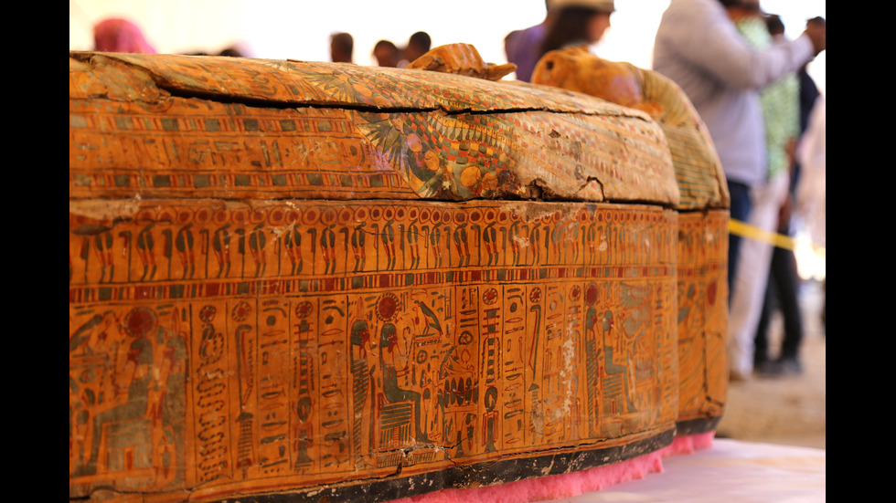 Египет показа новооткритите 30 древни саркофага с мумии