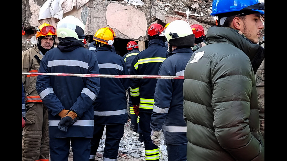 Акция в турския град Бесни: Български пожарникари доловиха сърдечен ритъм в рухнала сграда