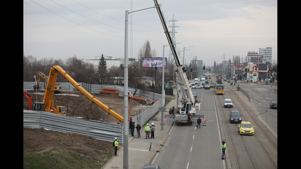 Строителен кран падна при изкоп на метрото