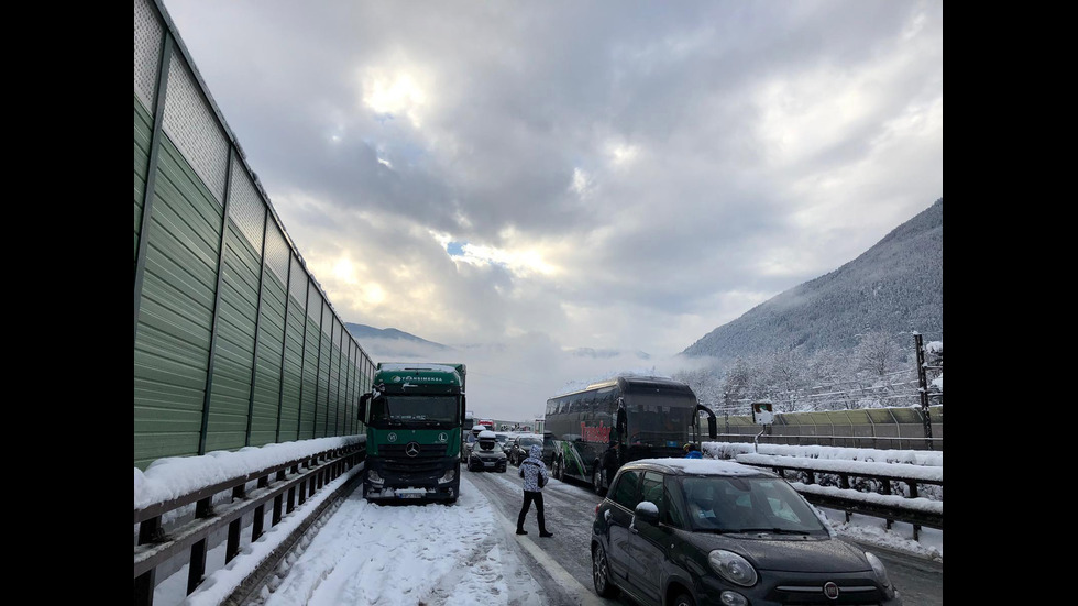 Снегът блокира магистрала в Италия