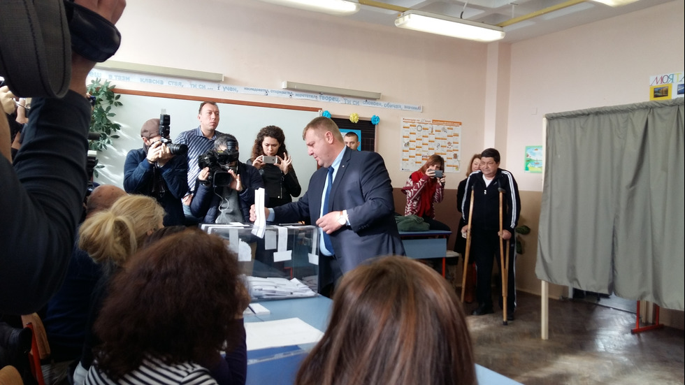 Красимир Каракачанов гласува