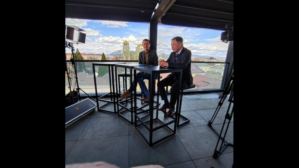 ЗАД КАДЪР: Изборният ден по NOVA В СНИМКИ