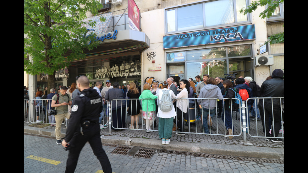 Младежкият театър в София излезе на протест