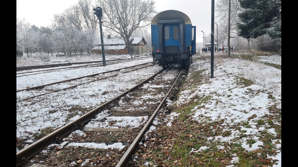 Пътнически влак дерайлира в Добричко