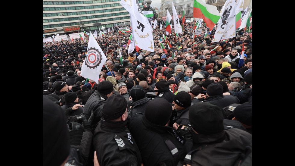 "Възраждане" организира протест срещу зеления сертификат, докараха водно оръдие пред НС